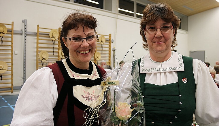 Neu im Vorstand: Barbara Luder, Gerlafingen, Präsidentin Solothurner Trachtenverband (l.), freut sich über das neue Vorstandsmitglied Monika Meier aus Seewen. Foto: Benildis Bentolila