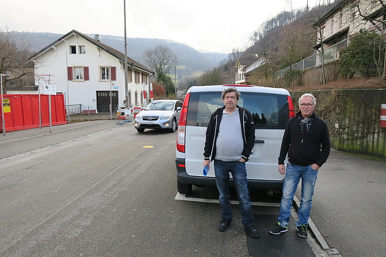 Parkplätze sollen bleiben: Christoph Tripet (l.) und Vito Tomaselli wehren sich gegen die Sanierungspläne des Kantons. Foto: Oliver Sterchi