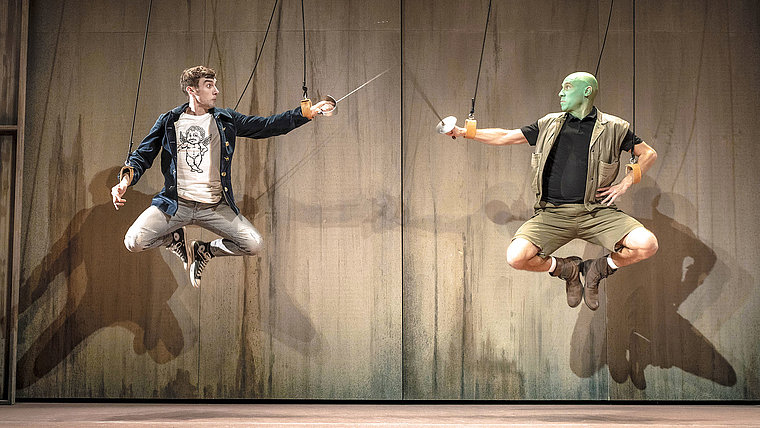 Ausgeliefert: Die Schauspieler werden von Marionettenspielern dirigiert.  Foto: ZVG / Joel Schweizer