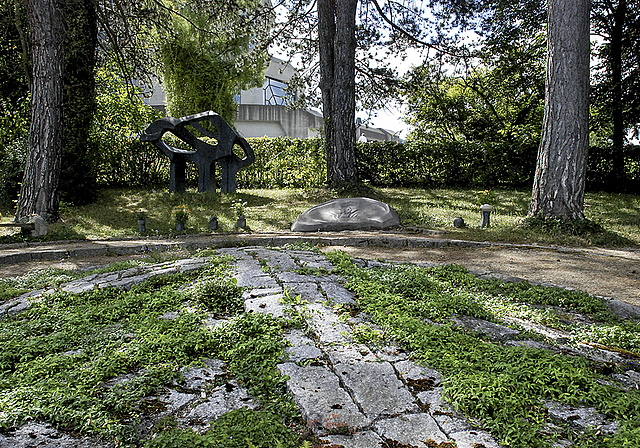 Unbekannter Friedhof: Das Urnenfeld im Gedenkhain beim Goetheanum, wo auch Christian Morgensterns Asche ruht. Dahinter die Bronzeplastik von Wive Larsson und der Gedenkstein Rudolf Steiners.  Foto: Thomas Brunnschweiler