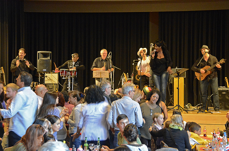 «Son de la Suiza»: Die Latino-Rhythmen luden zum Tanz ein. Foto: heiner leuthardt