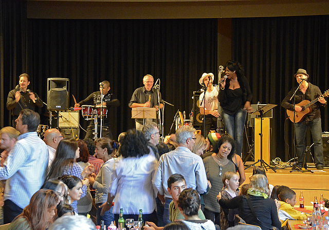 «Son de la Suiza»: Die Latino-Rhythmen luden zum Tanz ein.  Foto: heiner leuthardt