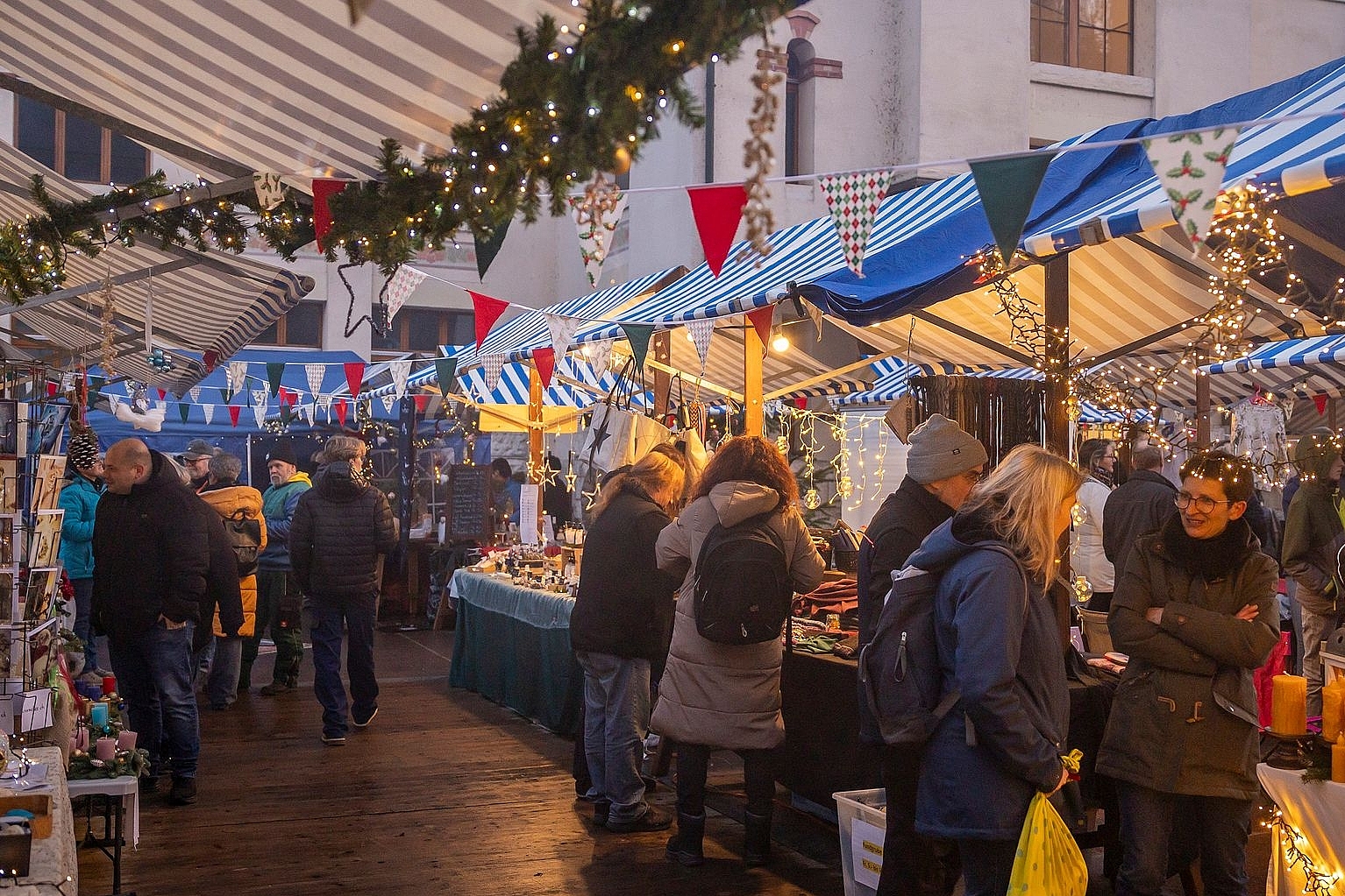 Im Lichtermeer: Die Stände waren alle reich dekoriert. 