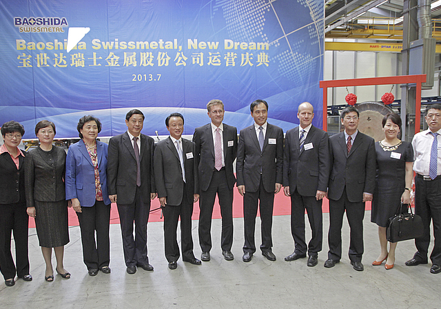 Neue Besitzer: Xingjun Shang, Präsident der Baoshida Holding Group (5. v. r.), und seine Gefolgschaft aus China präsentierten ihren Gästen und der Belegschaft ihren «Baoshida Swissmetal, New Dream».  Foto: Martin Staub