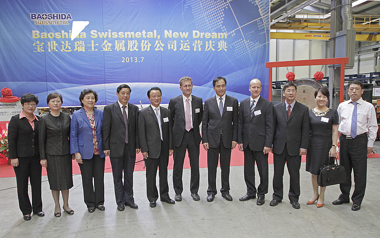 Neue Besitzer: Xingjun Shang, Präsident der Baoshida Holding Group (5. v. r.), und seine Gefolgschaft aus China präsentierten ihren Gästen und der Belegschaft ihren «Baoshida Swissmetal, New Dream». Foto: Martin Staub