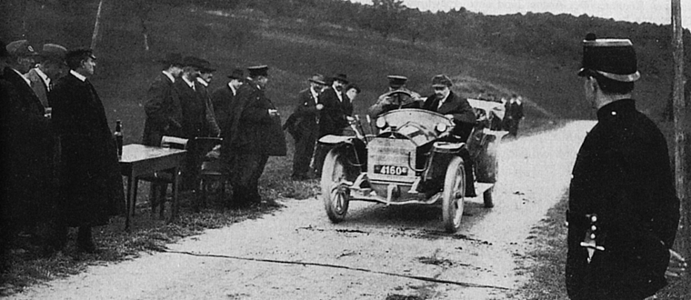 Das historische Bild: Die erstmaligen Ausgabe der Bergprüfungsfahrt vom 21. Oktober 1911 endete auf der Höhe des Friedhofs in Gempen. Foto: ZVG/Dornacher Chronik