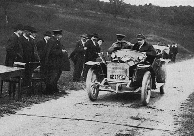 Das historische Bild: Die erstmaligen Ausgabe der Bergprüfungsfahrt vom 21. Oktober 1911 endete auf der Höhe des Friedhofs in Gempen. Foto: ZVG/Dornacher Chronik