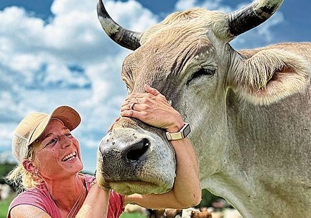 Auf dem Lebenshof: Cornelia Schaad mit dem elfjähriges Goldi. Foto: Bea Asper