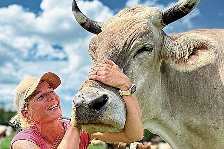 Auf dem Lebenshof: Cornelia Schaad mit dem elfjähriges Goldi. Foto: Bea Asper