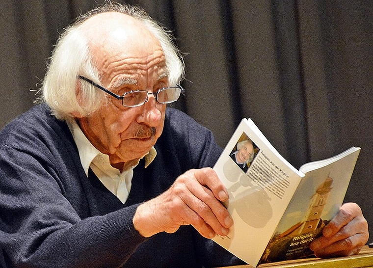 <em>Buchvernissage: </em>Walter Studer liest aus seinem brandneuen Buch «Religion aus der Region», ein Rückblick auf die letzten 100 Jahre.Foto: Roland Bürki