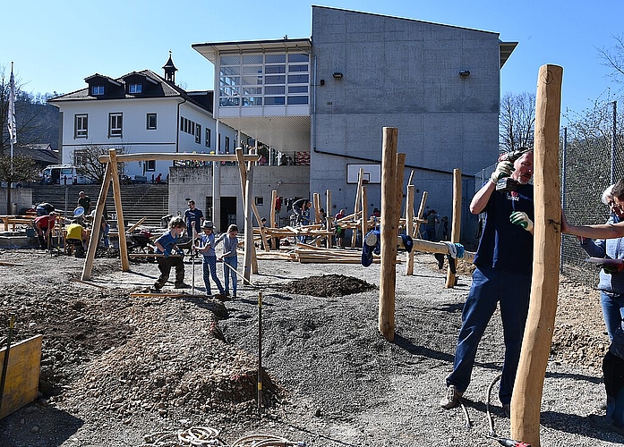 <em>Spielplatz entsteht: </em>Das Klettergerüst wird aufgebaut, es wird geschaufelt und betoniert.<em/>
