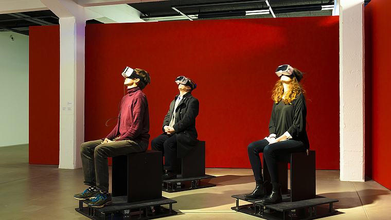 Fremdgesteuert: In der Installation «2199» zeigt die Künstlergruppe Fragmentin eindrücklich, wie stark wir uns von digitalen Medien beeinflussen lassen. . Foto: ZVG / Franz Wamhof