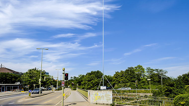 In unmittelbarer Nähe des Gymnasiums: Das Bauprofil für die geplante 5G-Antenne bei der Neuen Welt in Münchenstein steht bereits.  Foto: bz Archiv / Kenneth Nars