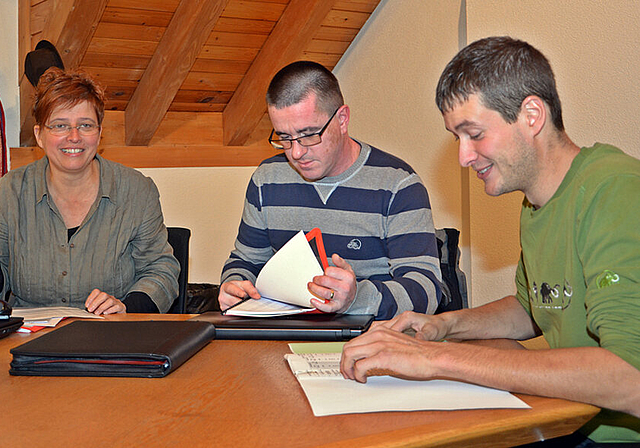 Aktenstudium: (v. l.) Helene Sollberger, Fridolin Borer und Yves Hänggi haben viel Papier geerbt.   Foto: Roland Bürki