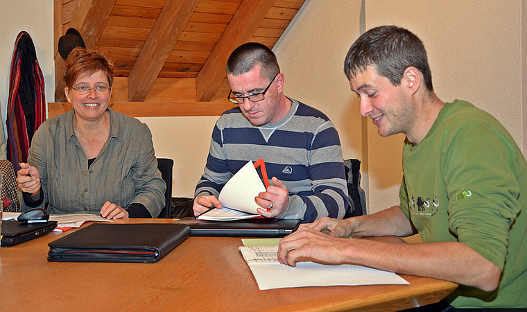Aktenstudium: (v. l.) Helene Sollberger, Fridolin Borer und Yves Hänggi haben viel Papier geerbt. Foto: Roland Bürki