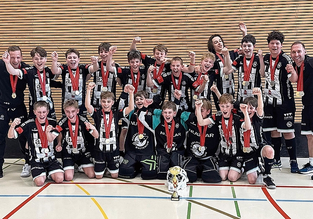 Doppelt erfolgreich: Die Junioren C glänzten an der Schweizer Meisterschaft mit Silber und Gold, auch zur Freude ihrer Trainer Yannick Tanner (links) und Dominic Mucha (rechts).