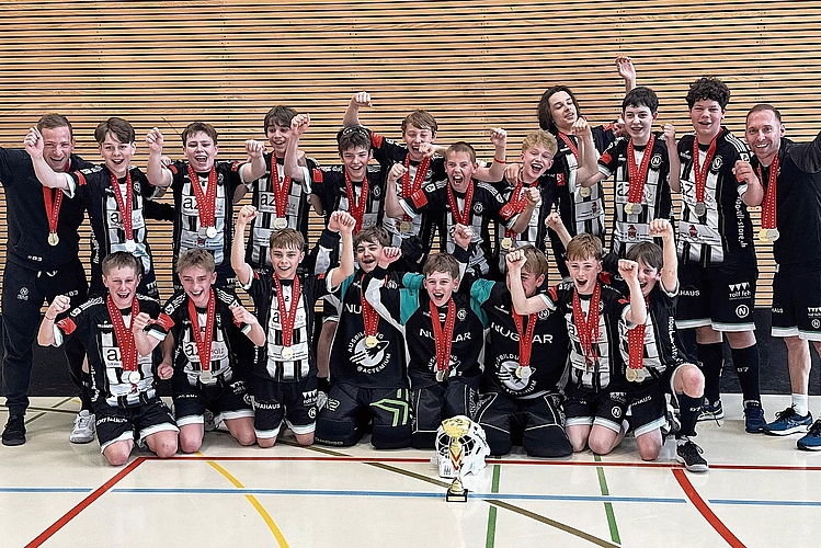 Doppelt erfolgreich: Die Junioren C glänzten an der Schweizer Meisterschaft mit Silber und Gold, auch zur Freude ihrer Trainer Yannick Tanner (links) und Dominic Mucha (rechts).