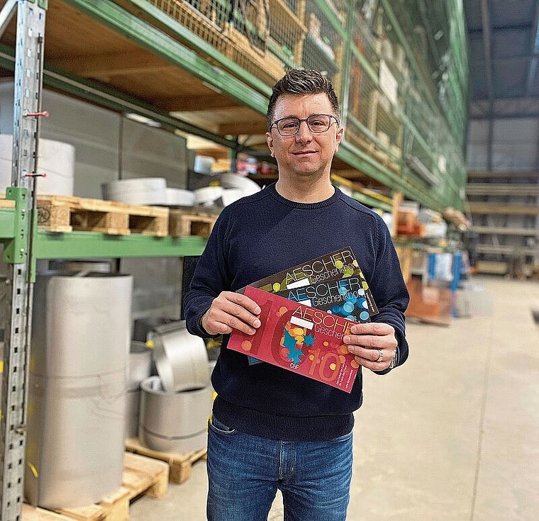 Nicht verloren: Die roten, blauen und braunen Geschenkbons können neu bei allen Mitgliedsfirmen von Gewerbe & Industrie Aesch eingelöst werden, erklärt Patrick Meyer, Co-Präsident von «Gewerbe & Industrie». Foto: Bea Asper