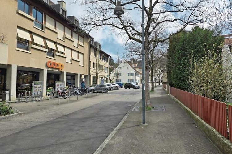 Muss erneuert werden: So sieht die Ermitagestrasse heute aus. Foto / Visualisierung: zvg
