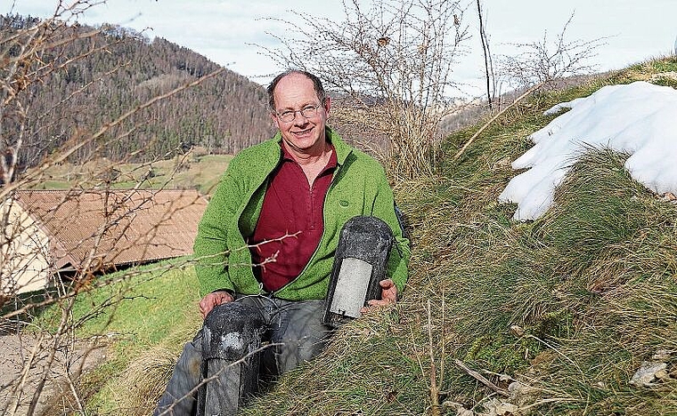 Berberitze und Fledermausnistkästen: Urs Saner engagiert sich für das Vernetzungsprojekt Thierstein. Foto: Gaby Walther