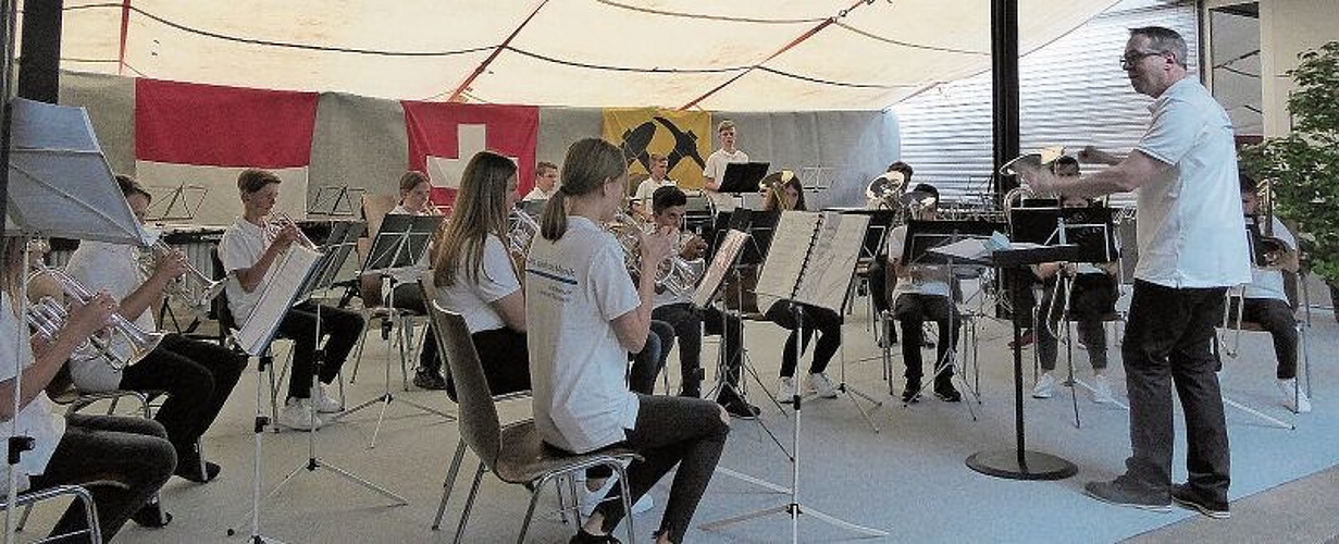 Voll Enthusiasmus: Auch die Juband der regionalen Musikschule zeigte mit Begeisterung ihr können. Fotos: Thomas IMMOOS
