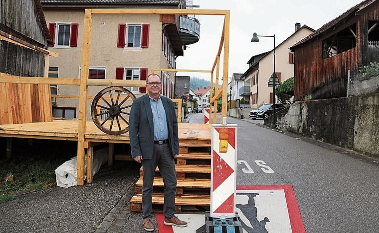 Im Aufbau: «Die letzten Arbeiten für das Dorffest in Liesberg vom 2. bis 4. September sind am Laufen», freut sich OK-Präsident Iwan Nussbaumer. Foto: Gaby Walther