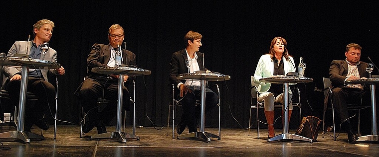 Auf dem Podium: Alex Imhof, Klaus Kirchmayr, Christian Keller (Podiumsleitung), Caroline Mall, Rolf Richterich (v.l.). Foto: Melanie Brêchet fischlin