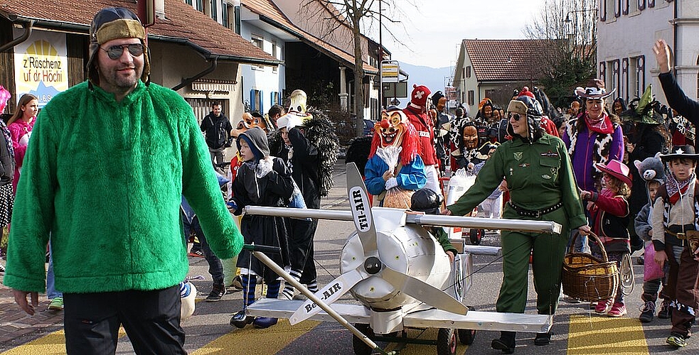 Hebt ab: Doppeldecker mit Crew. Hebt ab: Doppeldecker mit Crew.