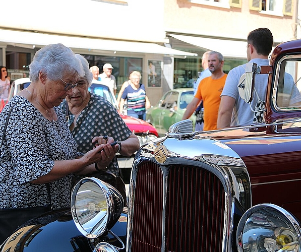 <em>Ausrüstung: </em>Für viele Liebhaberinnen der Oldtimer ist die Handykamera unentbehrlich. Hier ein Citroën Rosalie 1933. Fotos: Gini Minonzio
