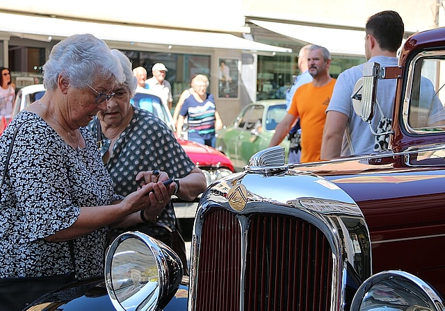 <em>Ausrüstung: </em>Für viele Liebhaberinnen der Oldtimer ist die Handykamera unentbehrlich. Hier ein Citroën Rosalie 1933. Fotos: Gini Minonzio
