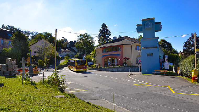 Goetheanum-Knoten: Die Ortsbus-Haltestellen sollen jeweils um einige Meter in Richtung Dorneckstrasse auf die Höhe des Speisehauses versetzt werden. Foto: Thomas Kramer