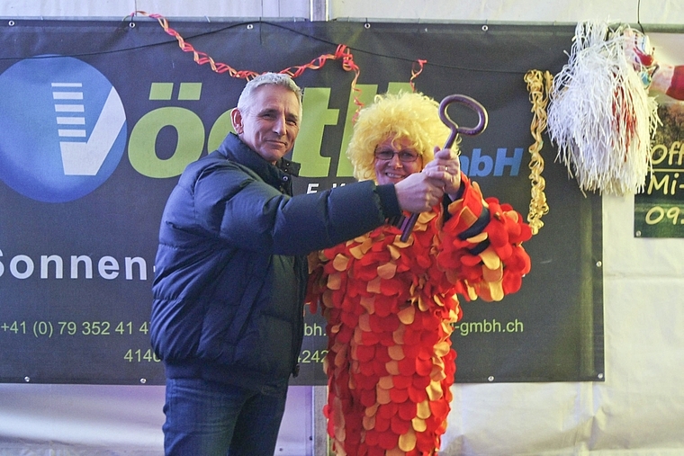 Gibt die Macht ab: Gemeindepräsident Georg Schwabegger übergibt der Obernärrin Ruth von Allmen den Gemeindeschlüssel.  Foto: Oliver Sterchi
