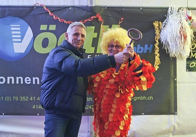 Gibt die Macht ab: Gemeindepräsident Georg Schwabegger übergibt der Obernärrin Ruth von Allmen den Gemeindeschlüssel.  Foto: Oliver Sterchi