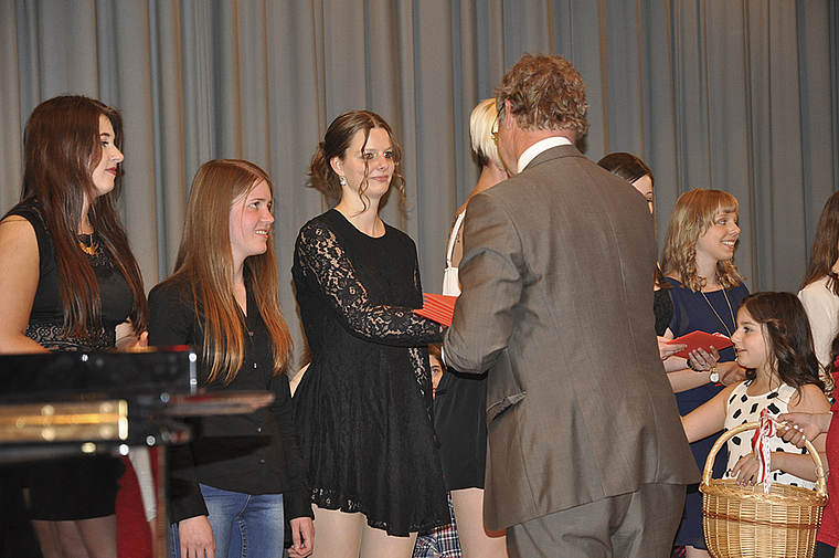 Grosser Moment: Klassenlehrer Urs Albrecht überreicht den Absolventen der FMS Münchenstein ihre Fachmaturitätszeugnisse. Foto: Isabelle Hitz