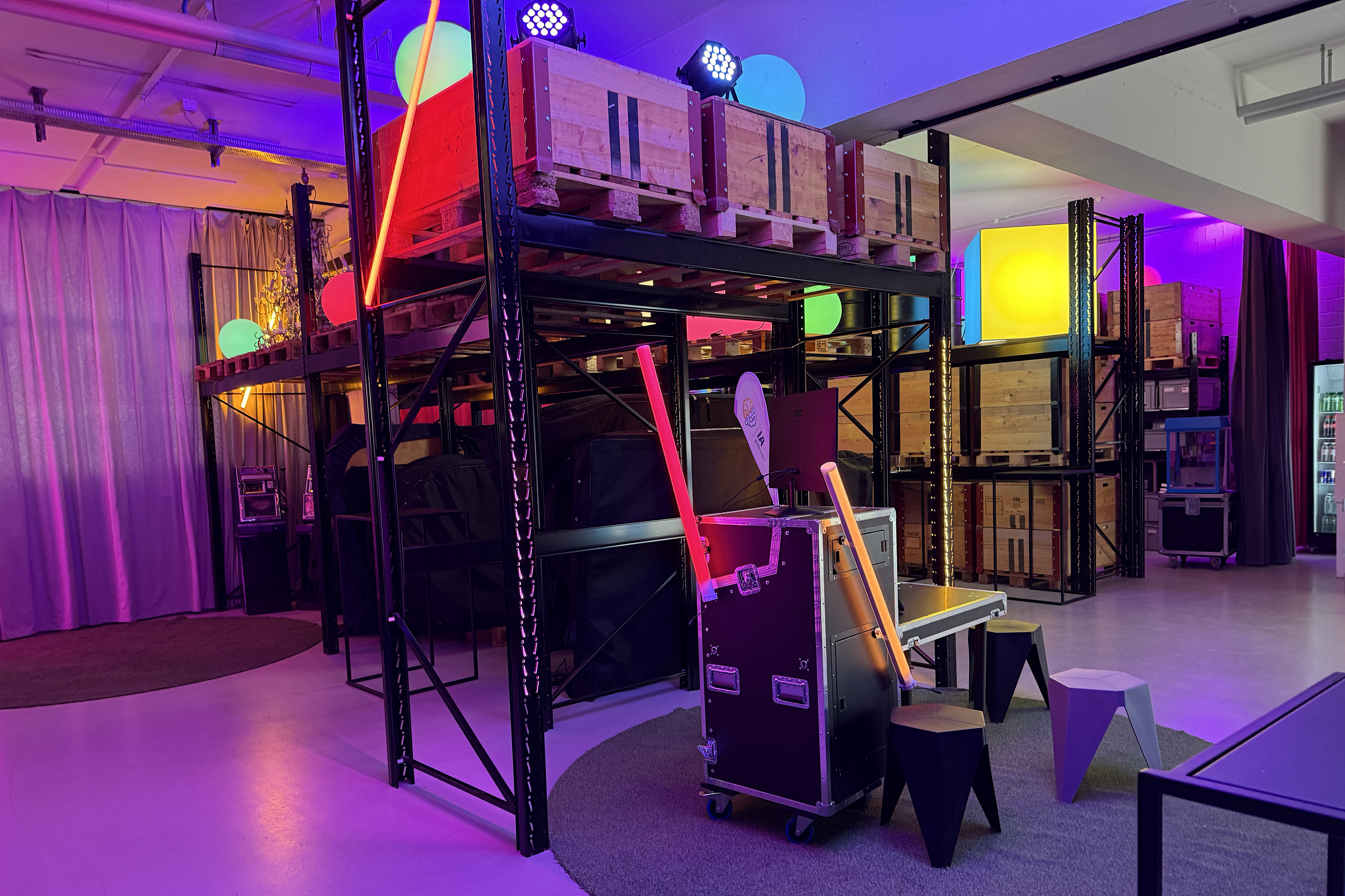 Gedimmtes Licht, kultige Neonröhren: eine Workstation im AI-Lab. Foto: zVg Gedimmtes Licht, kultige Neonröhren: eine Workstation im AI-Lab. Foto: zVg