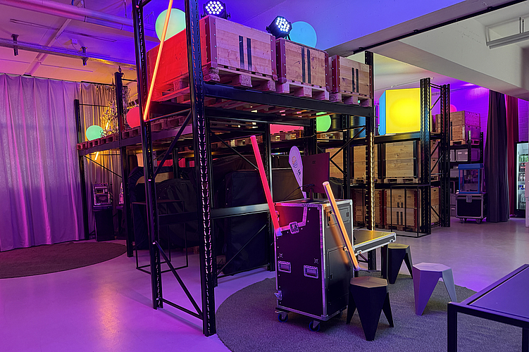 Gedimmtes Licht, kultige Neonröhren: eine Workstation im AI-Lab. Foto: zVg Gedimmtes Licht, kultige Neonröhren: eine Workstation im AI-Lab. Foto: zVg