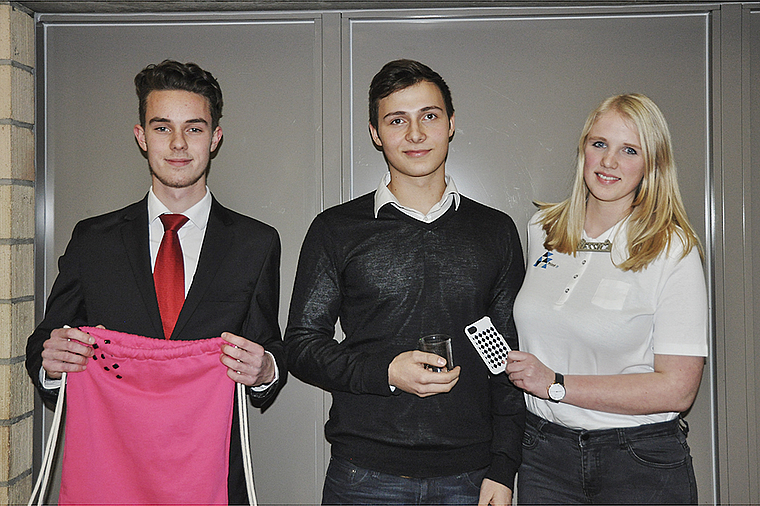 Stolz und mit viel Herzblut bei der Sache: Die jungen CEO der Klasse N2a mit den Produkten ihres Unternehmens (v. l.: Leonard Engel, Samuel Eiriz und Jessica Jespersen). Foto: Isabelle Hitz