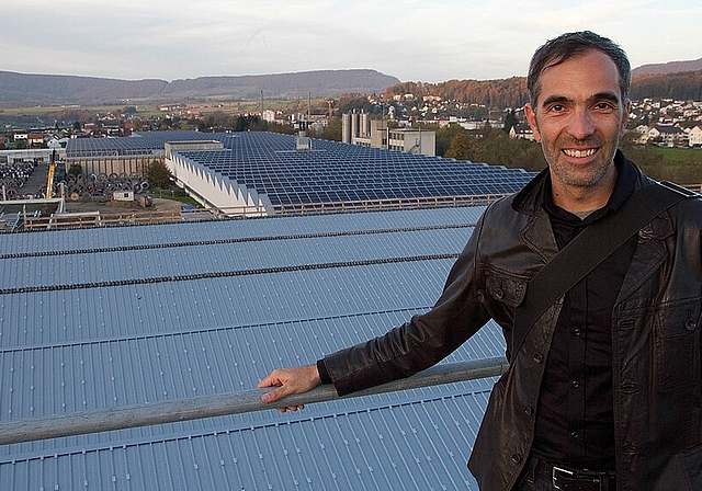 Projektleiter und Produktionsfläche: Vahan Bammerlin freut sich auf die letzte Etappe eines Riesenprojektes. Das Dach im Vordergrund wird in wenigen Wochen auch mit Solarmodulen belegt sein und Strom produzieren. Fotos: Martin Staub

