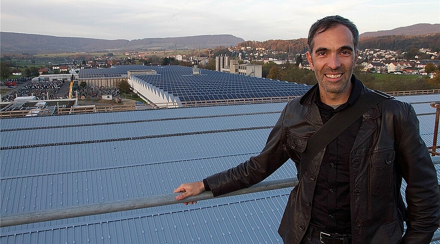 Projektleiter und Produktionsfläche: Vahan Bammerlin freut sich auf die letzte Etappe eines Riesenprojektes. Das Dach im Vordergrund wird in wenigen Wochen auch mit Solarmodulen belegt sein und Strom produzieren. Fotos: Martin Staub
