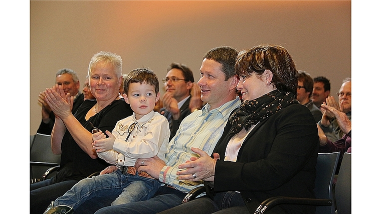 Preisträger: Gerhard Walser war bei der Preisverleihung von Pro Natura von seiner Familie umringt. Im Vordergrund seine Frau Brigitte (r.) und der Enkel Silvano. Foto: GINI Minonzio