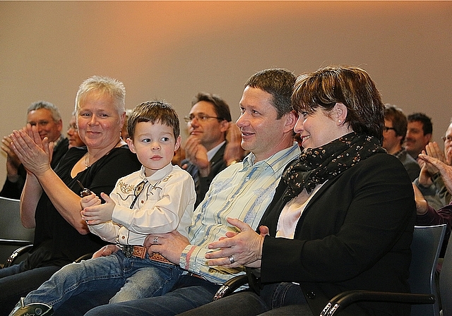 Preisträger: Gerhard Walser war bei der Preisverleihung von Pro Natura von seiner Familie umringt. Im Vordergrund seine Frau Brigitte (r.) und der Enkel Silvano. Foto: GINI Minonzio 
