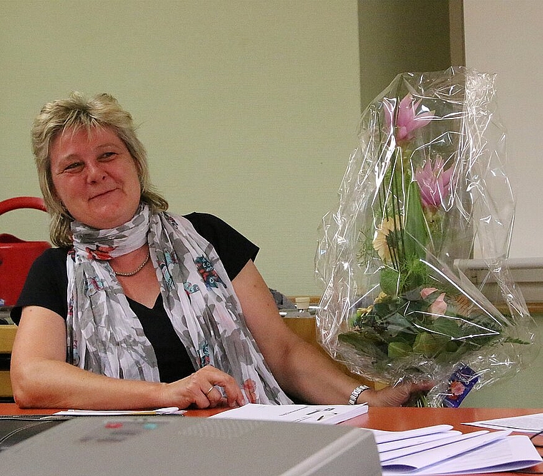 Danke schön: Berta Stocker wurde nach fünf Jahren im Gemeinderat verabschiedet. Foto: Gini Minonzio