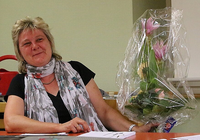 Danke schön: Berta Stocker wurde nach fünf Jahren im Gemeinderat verabschiedet. Foto: Gini Minonzio