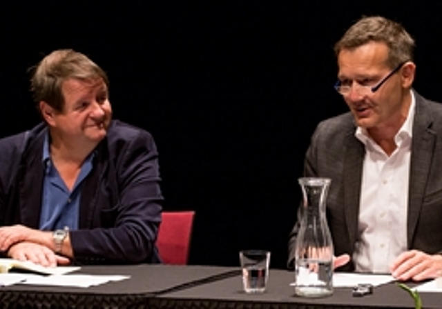 Der Vorleser und der Autor: Hanspeter Müller-Drossaart (l.) und Christof Gasser im «neuestheater.ch». Foto: Martin Staub