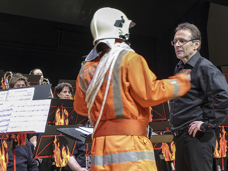 Mitten im Brandherd: Der Dirigent Thomas Schild.   Foto: Thomas Immoos