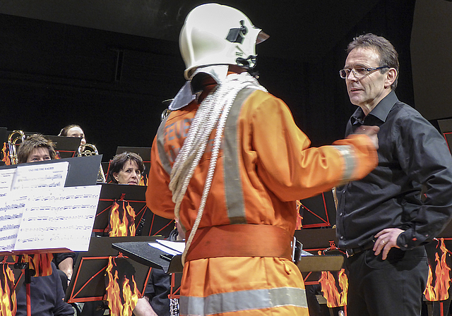 Mitten im Brandherd: Der Dirigent Thomas Schild.   Foto: Thomas Immoos