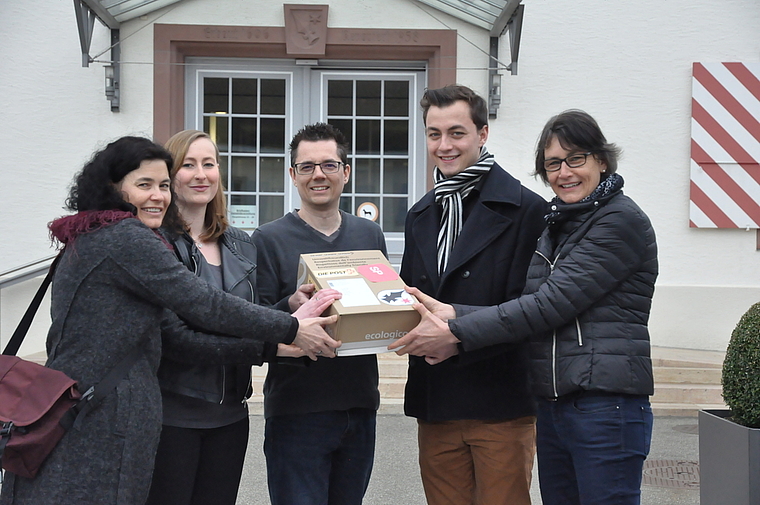 Ein Päckli für die Post: Oliver Standke (stellvertretender Leiter Bauabteilung der Gemeinde Aesch, Mitte) nimmt die Unterschriften von Monika Meyer-Frei (l.), Mylène Meschberger, Jan Kirchmayr und Christine Koch (r.) entgegen. Foto: Isabelle Hitz