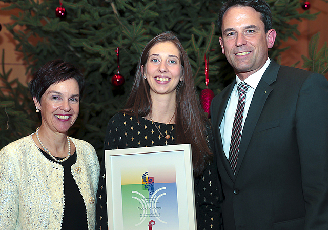Förderpreis für Teamsportlerin: Regierungspräsidentin Monica Gschwind und Balz Stückelberger, Präsident der kantonalen Leistungssport-Kommission, überreichten Madlaina Matter den mit 5000 Franken dotierten Preis.  Foto: Edgar Hänggi