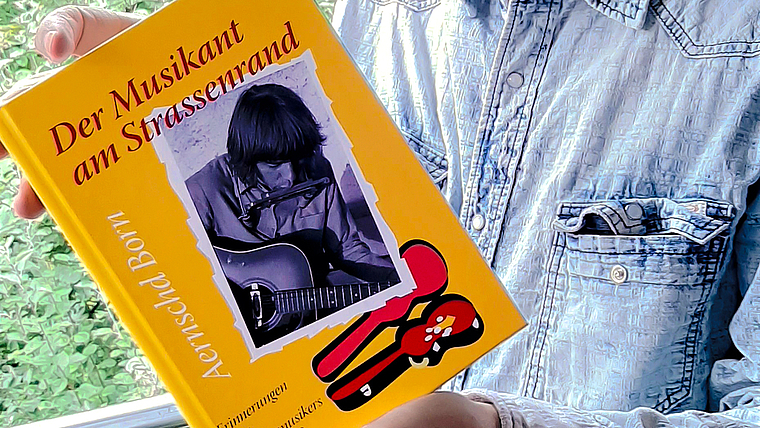Humorvolle Anekdoten: Aernschd Born erzählt in seinem neuen Buch Geschichten aus seiner Zeit als Strassenmusiker.  Foto: ZVG
