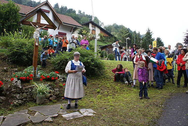 Wegkreuz im Wiler Bärschwil: Ottilia Henz-Hofer liest ein Gedicht.Foto: Jürg Jeanloz